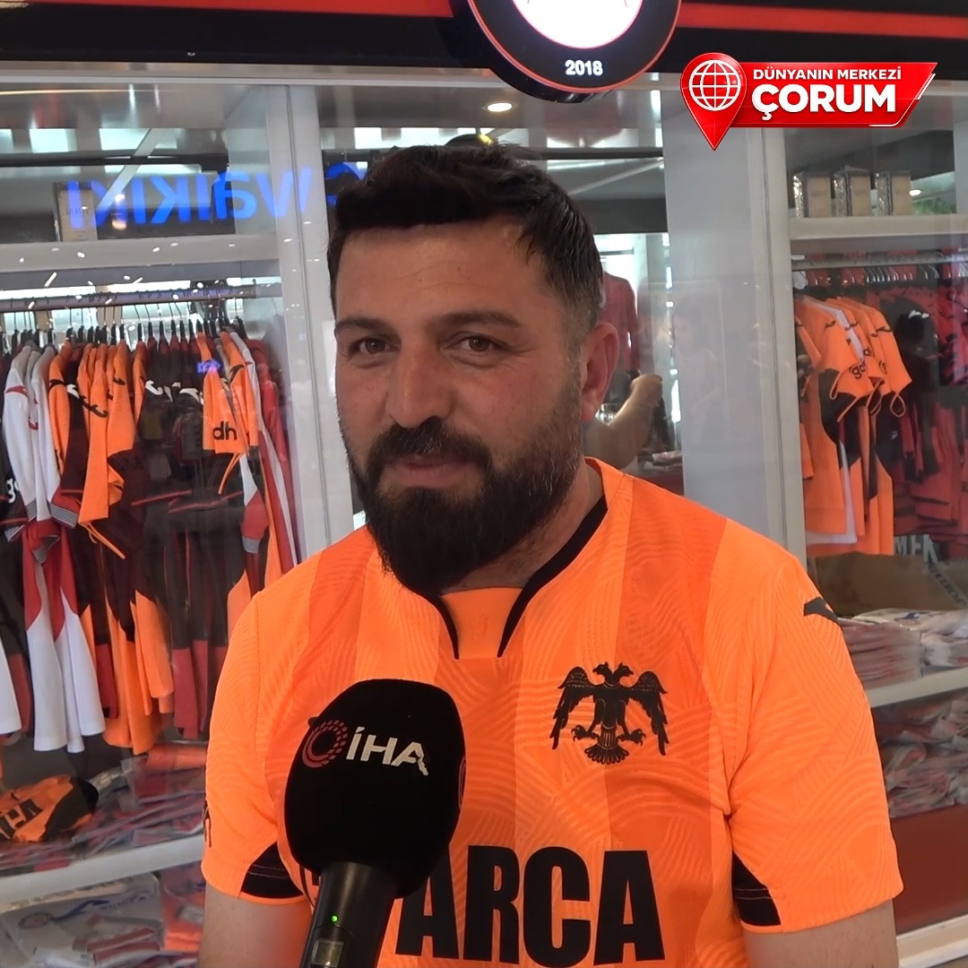Tarihinde ilk kez Trendyol Süper Lig'e yükselen Çorum FK'nın, şehrin binlerce yıllık tarihi ve kültürel mirasından ilham alınarak tasarlanan yeni sezon formaları satışa çıktı. Taraftarlar kentte forma satışı yapılan mağazalarda yoğunluk oluşturdu. Süper Lig ekiplerinden Çorum FK'nın, 'Biz Anadolu'yuz' sloganıyla hazırladığı yeni sezon maç ve taraftar formaları satışa sunuldu. Taraftarlar ve vatandaşlar, şehrin binlerce yıllık tarihinden esinlenilerek tasarlanan ve 'Hitit Güneşi', 'Anadolu Kırmızısı', 'Gün Işığı' ve 'Kale Beyazı' isimlerinin verildiği formalara satışa çıktığı ilk saatlerden itibaren yoğun ilgi gösterdi. Çok sayıda kırmızı-siyahlı taraftar, takıma destek olmak için birden fazla forma satın aldı.