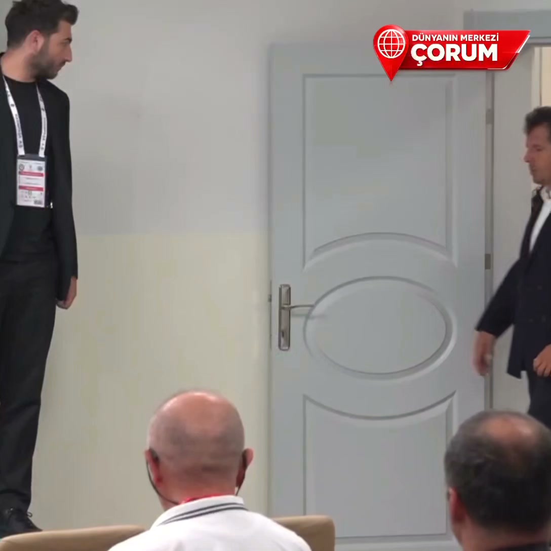 ⚽ EMRE BELÖZOĞLU’NDAN ÇORUM FK VE ÇORUM’A ÖVGÜ Trendyol Süper Lig’in 2. haftasında Kasımpaşa, deplasmanda Arca Çorum FK’yi 1-0 mağlup etti. Karşılaşmanın ardından düzenlenen basın toplantısında konuşan Kasımpaşa Teknik Direktörü Emre Belözoğlu, hem Çorum FK’nin oyununu hem de Çorum şehrini övdü. Belözoğlu, Çorum’da çok iyi ağırlandıklarını belirterek, şehri gezme fırsatı bulduğunu ve özellikle sokakların temizliğinin kendisini etkilediğini söyledi. Çorum FK’nin güçlü bir oyun planına sahip olduğunu ifade eden Belözoğlu, “Güçlü bir oyunu olan, topa sahip olma planları olan bir takım Çorum. Burada taraftarı önünde çok can yakacaklardır. Bugün de bence iyi oynadılar” dedi. Kasımpaşa açısından galibiyetin önemine de değinen Belözoğlu, “Bugün elimizdeki mevcut oyuncularla beraber ortaya bir vizyon koyduk, kazanmak çok önemliydi” ifadelerini kullandı. Genç oyuncuların gelişimine büyük önem verdiklerini vurgulayan Belözoğlu, ligde aynı motivasyonla çalışmaya devam edeceklerini söyledi. Kaynak: Anadolu Ajansı (AA) #çorum
