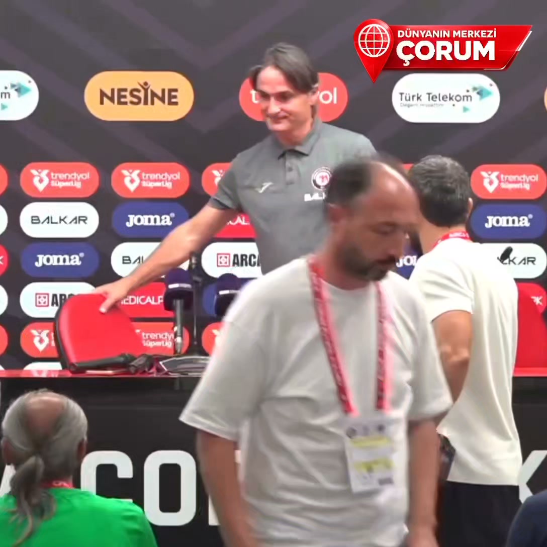 ⚽ TAMER SİVRİKAYA: “İYİ OYNAYARAK KAYBETTİK” Trendyol Süper Lig’in 2. haftasında sahasında Kasımpaşa’ya 1-0 mağlup olan Arca Çorum FK’de Yardımcı Antrenör Tamer Sivrikaya, karşılaşmanın ardından değerlendirmelerde bulundu. Sivrikaya, Galatasaray maçında alınan sonuçtan memnun olduklarını ancak Kasımpaşa karşısında skor anlamında istediklerini alamadıklarını söyledi. Rakibin hücum organizasyonlarına hafta boyunca çalıştıklarını belirten Sivrikaya, yenilen golde yaşanan bir anlık konsantrasyon kaybının sonucu etkilediğini ifade etti. Golden sonra oyunun kontrolünü büyük ölçüde ele aldıklarını söyleyen Sivrikaya, “Biz bugün iyi oynayarak kaybettik. Bence oyunun momentumu tam anlamıyla bizdeydi” dedi. Üçüncü bölge girişlerinde, final paslarında ve pozisyonları sonuçlandırma konusunda eksikleri bulunduğunu belirten Sivrikaya, bu maçtan gerekli dersleri çıkaracaklarını söyledi. Kaynak: Anadolu Ajansı (AA) #çorum
