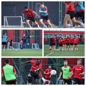 ⚽ ÇORUM FK, BEŞİKTAŞ MAÇININ HAZIRLIKLARINI SÜRDÜRDÜ Çorum FK, Trendyol Süper Lig’in 3. haftasında karşılaşacağı Beşiktaş maçının hazırlıklarına bugün yaptığı antrenmanla devam etti. Kırmızı-siyahlı ekip, günün ilk çalışmasını spor salonunda gerçekleştirdi. Tüm futbolcuların katıldığı antrenmanda kuvvet çalışması yapıldı. Antrenmanın ikinci bölümünde ise taktik ağırlıklı çalışmalar gerçekleştirildi. Pas çalışmasının ardından dar alan oyunu oynayan futbolcular, üç takım halinde yapılan maçla günü tamamladı. Öte yandan kulüpte yönetim kurulunda görev değişikliğine gidildi. Dış İlişkiler, Medya ve Tesis Yönetimi’nden sorumlu yönetim kurulu üyesi Hikmet Burhan Kaya’nın, özel sektördeki iş yoğunluğu nedeniyle görevinden ayrıldığı açıklandı. Kulüp, Kaya’ya bugüne kadarki hizmetlerinden dolayı teşekkür ederken, söz konusu göreve Genel Sekreter Tuğrul Topuz’un vekalet edeceğini duyurdu. Kaynak: İhlas Haber Ajansı (İHA) #çorum
