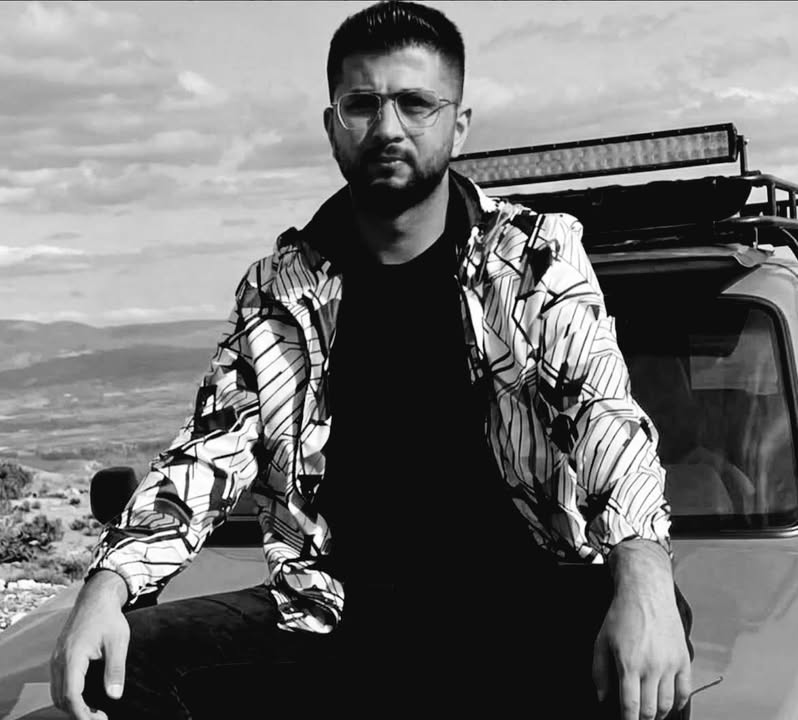 ÇAĞATAY ESENYEL 32 YAŞINDA HAYATINI KAYBETTİ Çorum’da Milliyetçi Hareket Partisi (MHP) eski İl Başkanlarından Hüseyin Esenyel’in oğlu Çağatay Esenyel, 32 yaşında hayatını kaybetti. Genç yaşta gelen vefat haberi, Esenyel ailesi başta olmak üzere yakınları, sevenleri ve Çorum kamuoyunda büyük üzüntüye neden oldu. Çağatay Esenyel’in cenazesi, 29 Ağustos Cumartesi günü öğle namazına müteakip Akşemsettin Camii’nde kılınacak cenaze namazının ardından Ulu Mezarlık’ta toprağa verilecek. Merhuma Allah’tan rahmet, ailesine ve sevenlerine başsağlığı diliyoruz. #çorum